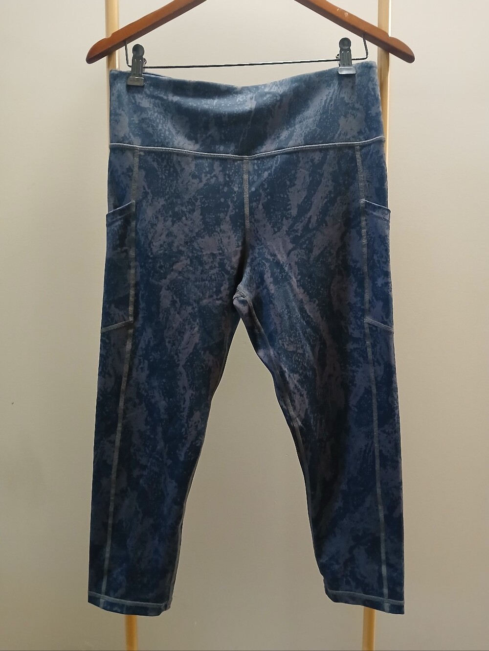 NWOT Zyia Navy & Grey Marble Print Capri Leggings